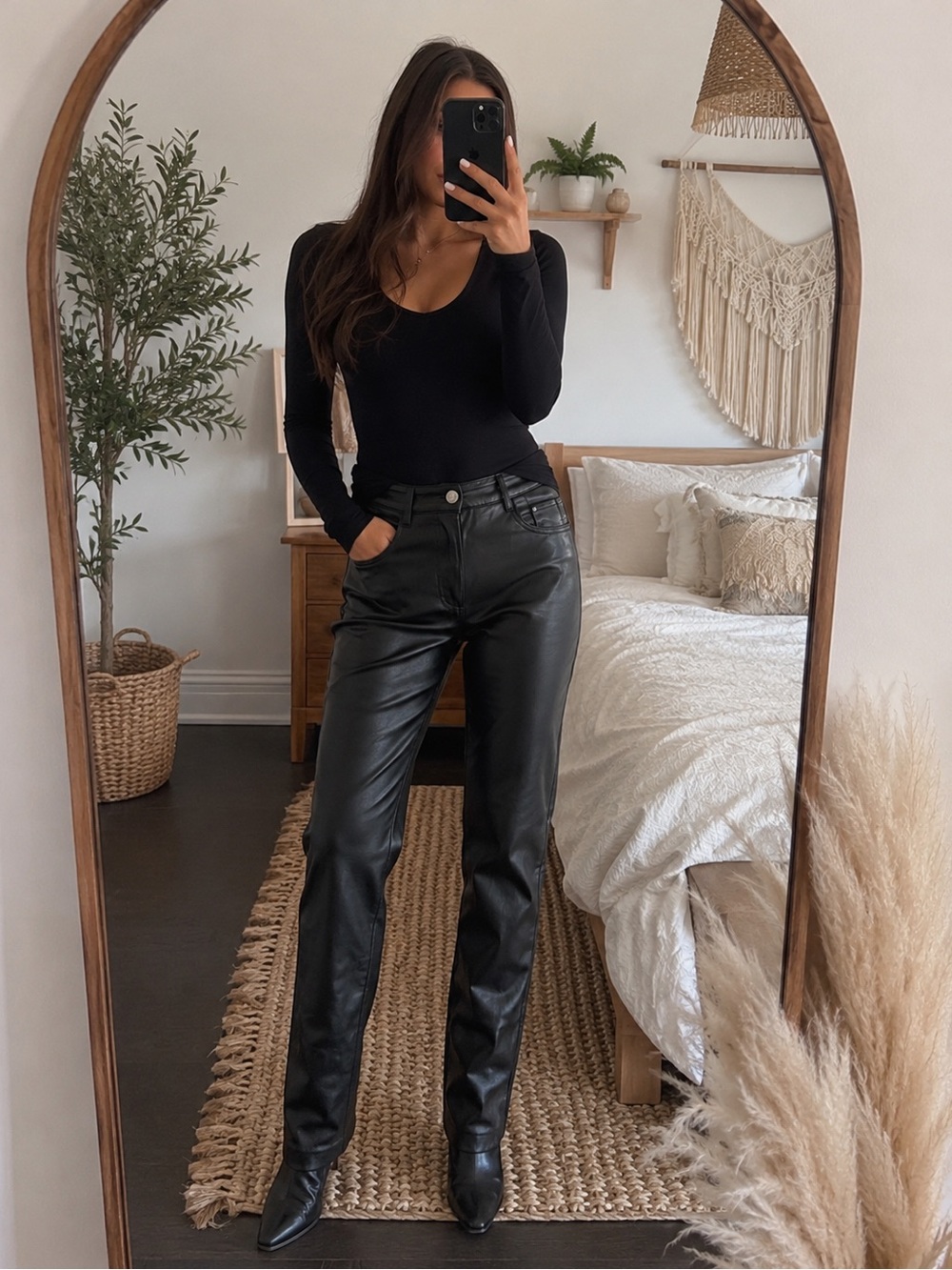 Aritzia Melina Slim Straight-Leg Pants – Black | Size 8